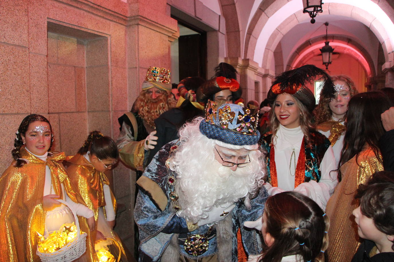 Los Reyes hablando con los más pequeños.