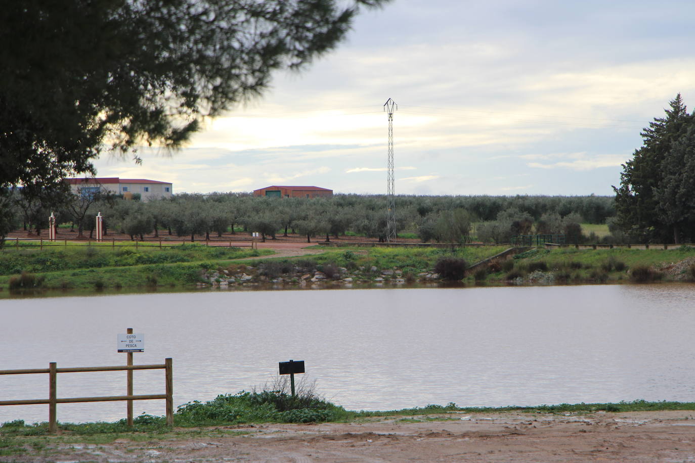 El pantano San Roque lleno de agua.