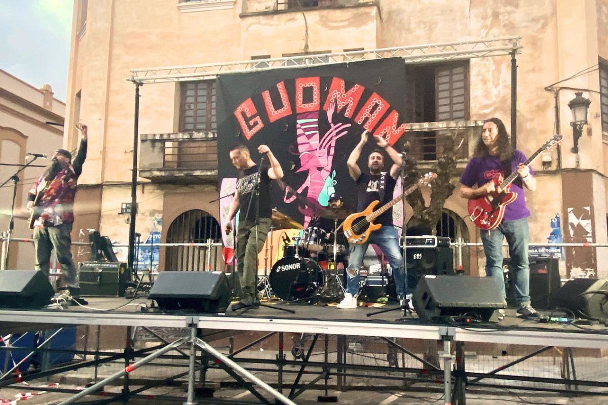 Imagen del momento de la actuación de La Jara en la Plaza La Parada de Guareña.