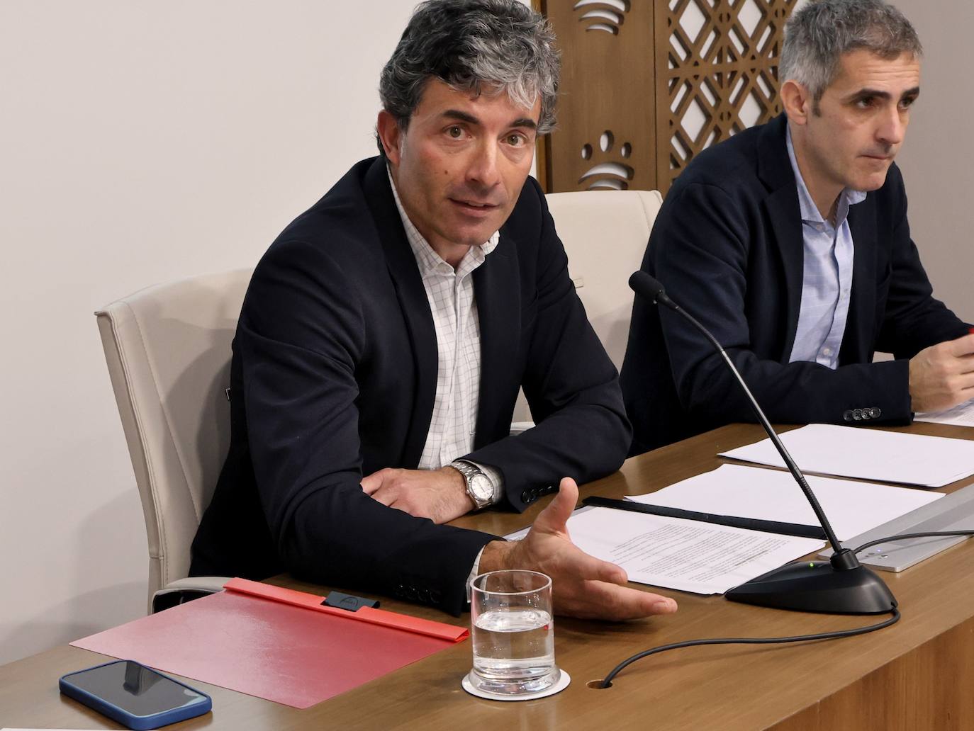 El director del área provincial José Carlos Cobos en primer término y al fondo el diputado Abel González.