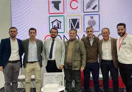 De izda. a drcha.: Valentín Poco, presidente ADEVAG, Álvaro, concejal turismo de Don Benito, Francisco Buenavista, diputado de turismo, Lucas Sancho, alcalde de Cristina, Abel González, alcalde de Guareña, Juan Carlos Velardo, alcalde de Manchita, y Alejandro Cuéllar, hostelero de Guareña.,