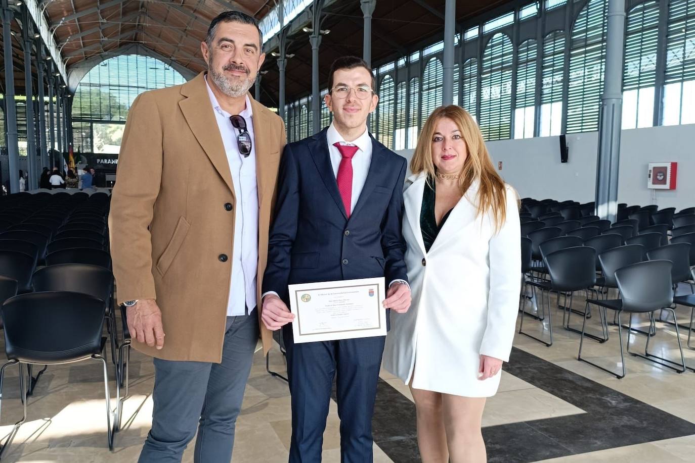 Alberto con su madre y la pareja de ésta.