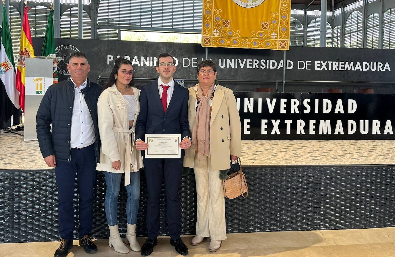 Alberto con su padre, su hermana y su tía Nico.