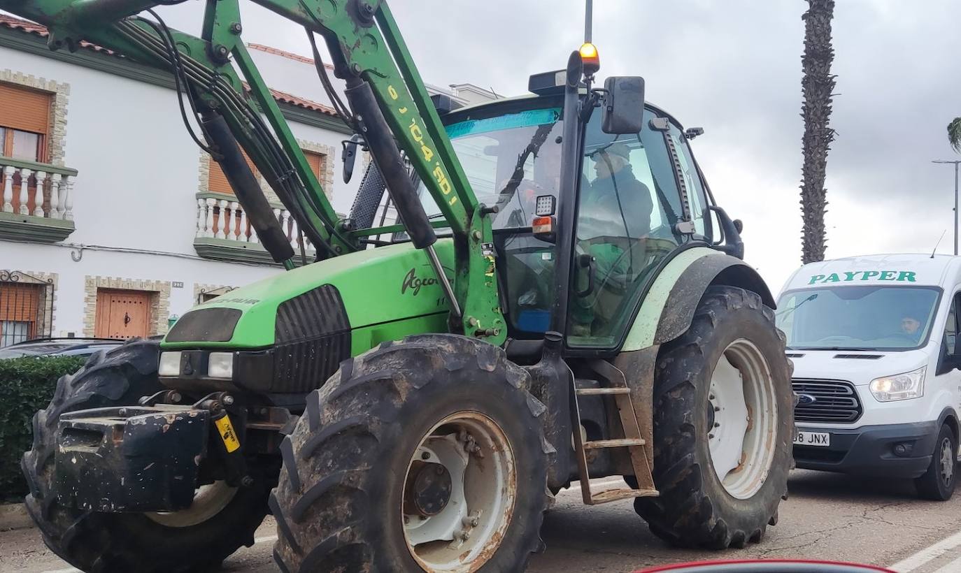 Un tractor reteniendo la circulación por la carretera a la altura del barrio San Ginés.