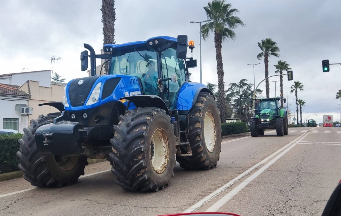 Tractores por la carretera Ex105 a su paso por la localidad.