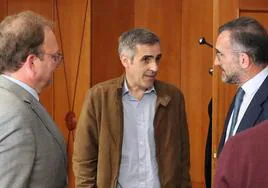 El diputado Abel González conversa con el presidente de la CNC de Badajoz Francisco Carrera.