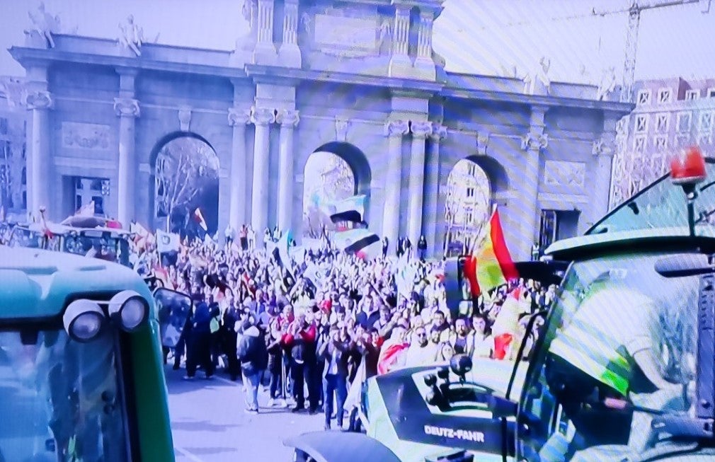 Tractores y agricultores en la Puerta de Alcalá de Madrid.