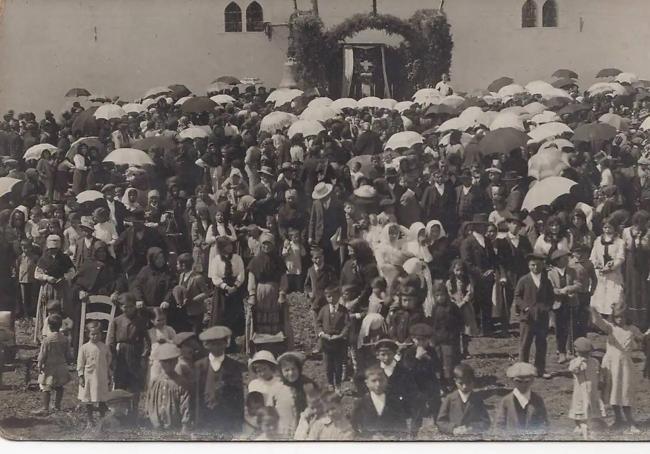 Imagen de una fiesta ante la Cruz de los Garfios erigida en la pared de la bodega de Antonio López.