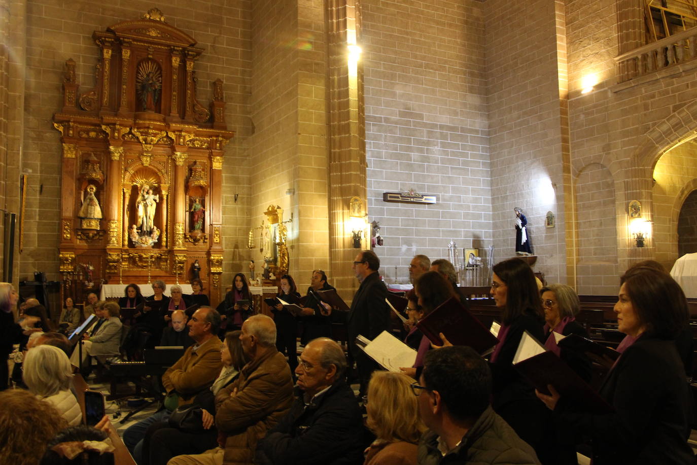 La Coral Bel Canto interpretando un canto durante el Pregón de Semana Santa de Guareña 2024.