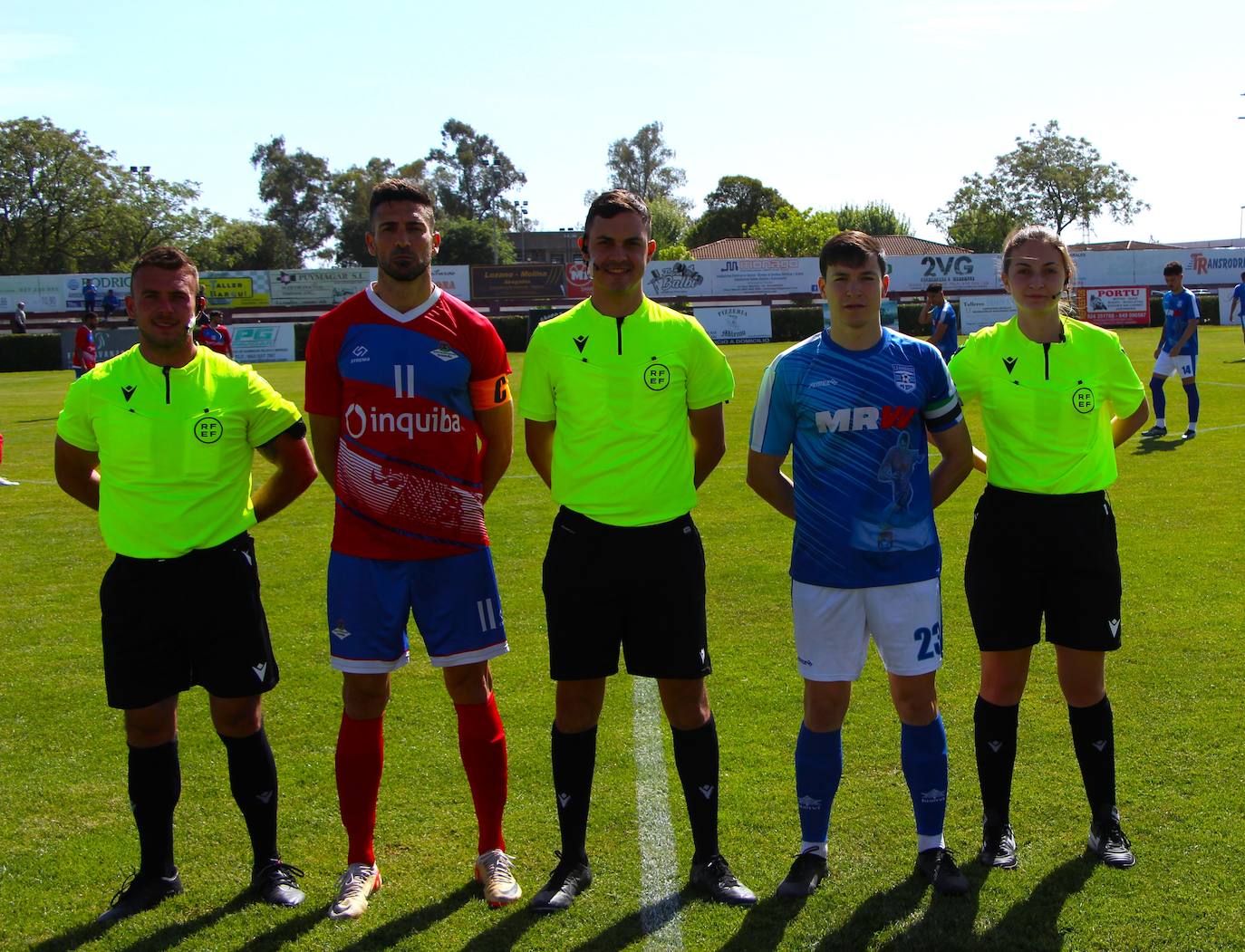 Capitanes y trío arbitral.