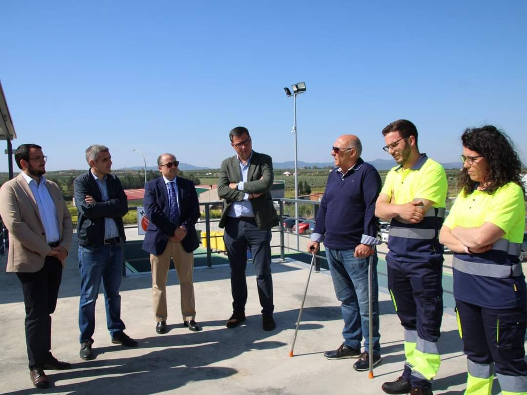 Autoridades y personal encargado del Punto Limpio Guareña.