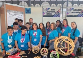 Foto de familia de los constructores de la esfera portante con Antonio Palma al fondo.