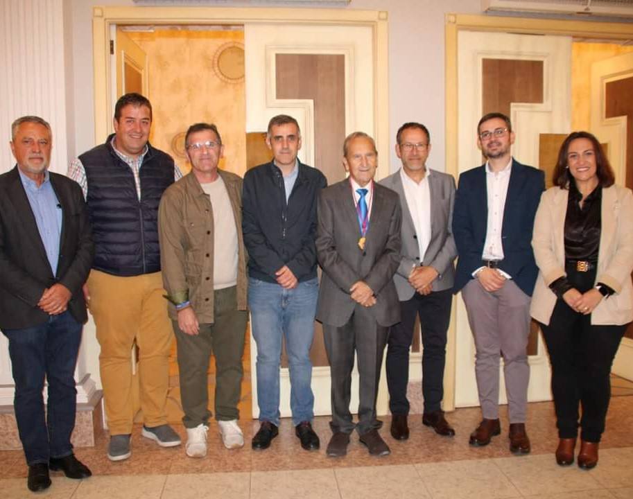 Foto de familia de alcaldes de la comarca con Juan Carmona.