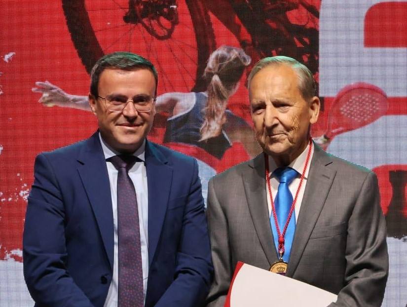 Juan Carmona recibió la Medalla de Oro de la Provincia de Badajoz