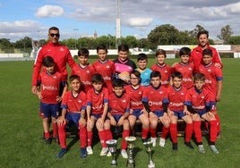 Equipo Alevín B con sus dos técnicos Emilio Román (i) y Julio Fernández.