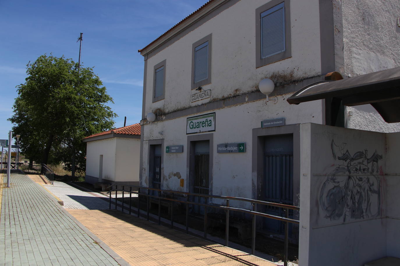 Primer plano del edificio central de la Estación de Guareña.