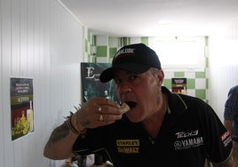 Joseá María Parra probando uno de los aceites.