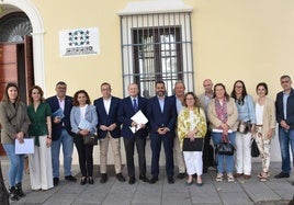 Foto de familia de la comisión de garantías de la autonomía local con Pedro Romero en el centro y Abel González a la derecha.