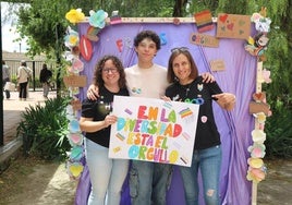 Las docentes organizadoras de las actividades, Irene García (i) y Cristina Calzada, con el alumno Daniel Frutos.