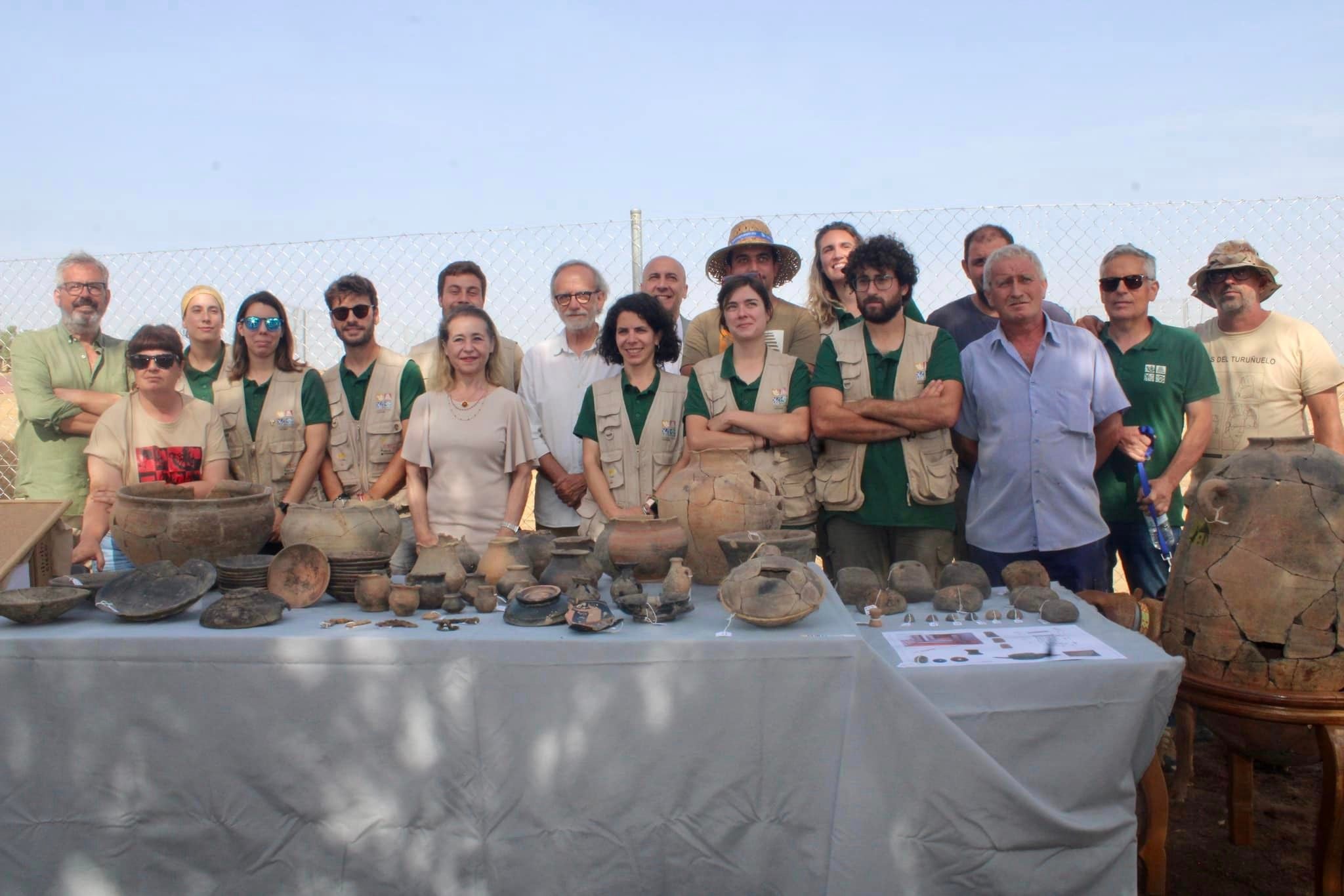 Equipo de arqueólogos y trabajadores de la VI campaña en El Turuñuelo.