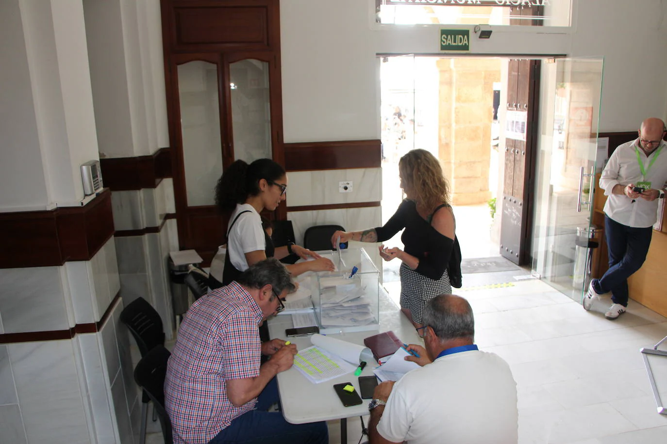 Una vecina votando en el colegio electoral del Ayuntamiento de Guareña.