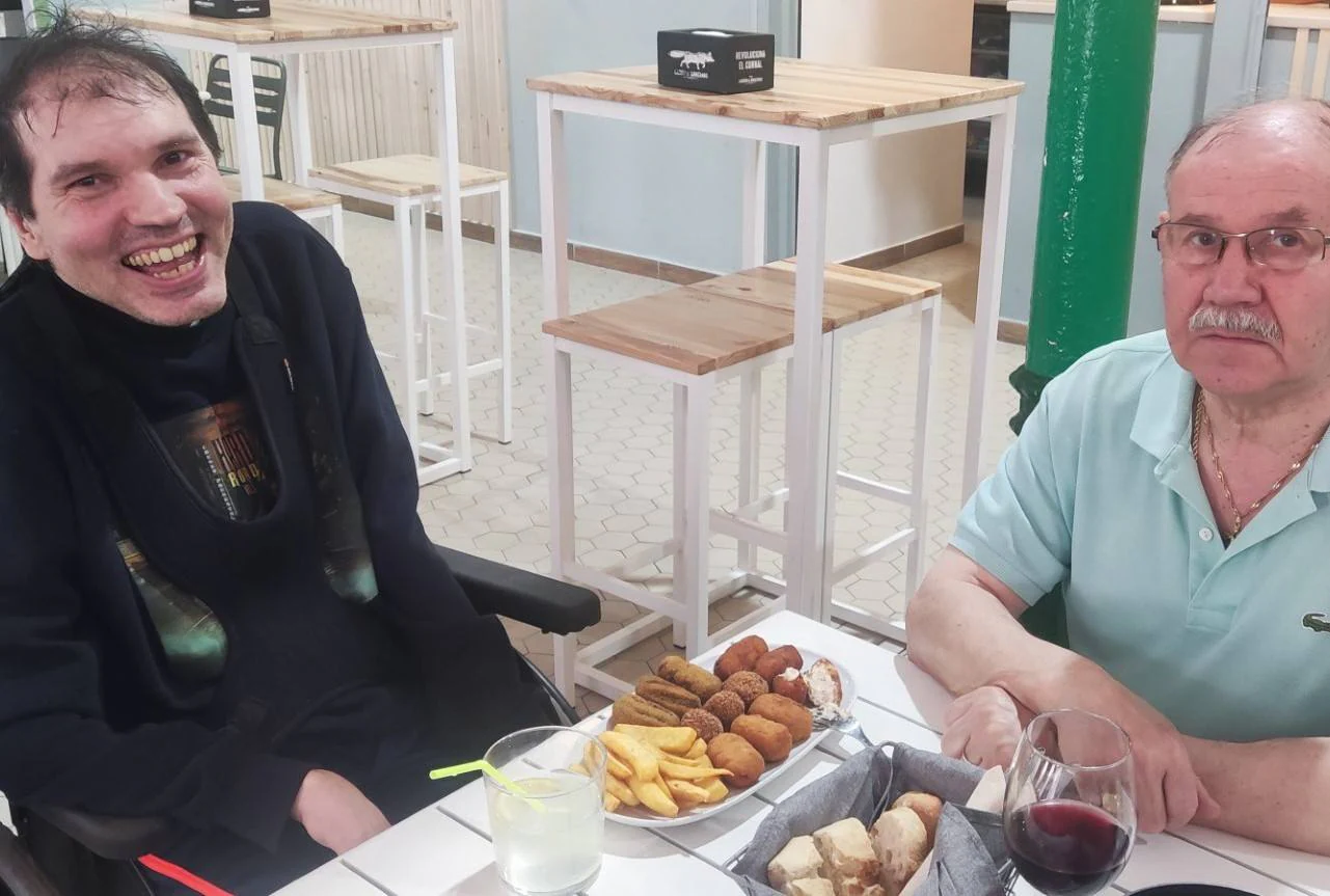 Pedro con su padre comiendo.