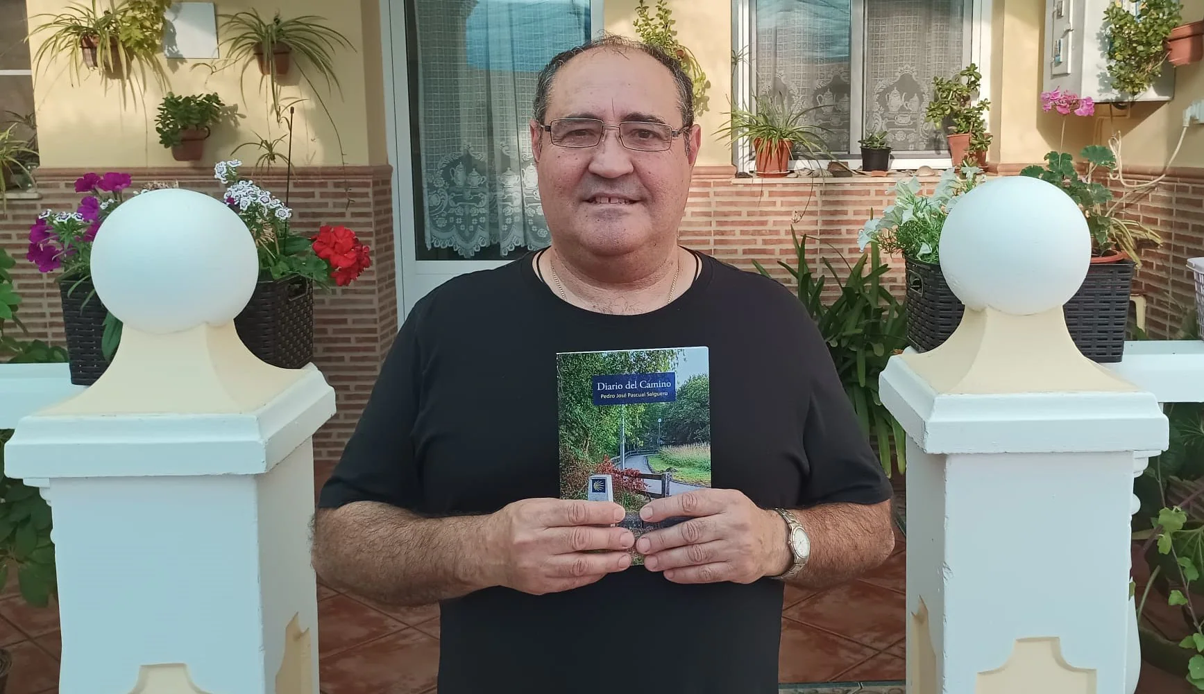 Pedro José Pascual con su libro que presenta mañana.