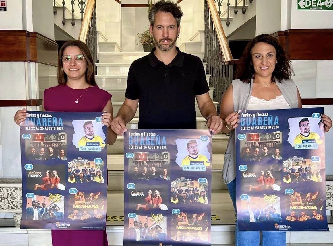 Los tres concejales presentando el cartel anunciador con atracciones musicales de feria.