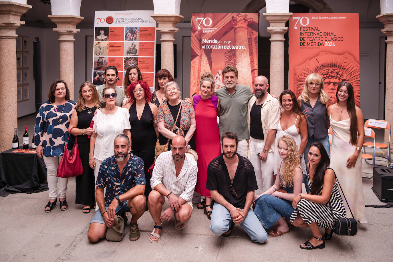 Foto de familia de la compañía teatral de Ifigenia que se estrena mañana en Mérida.