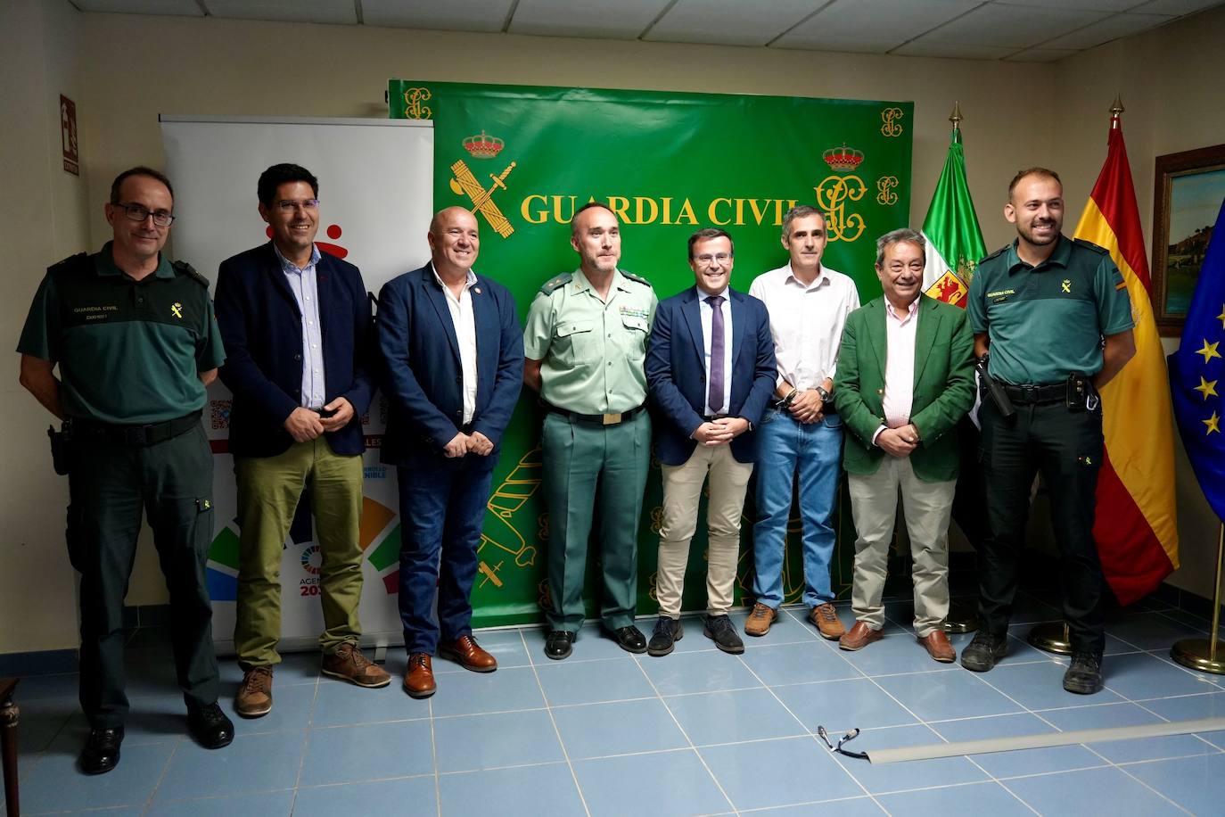 Foto familia de representantes de instituciones y guardia civil, el alcalde de Guareña el tercero por la derecha.