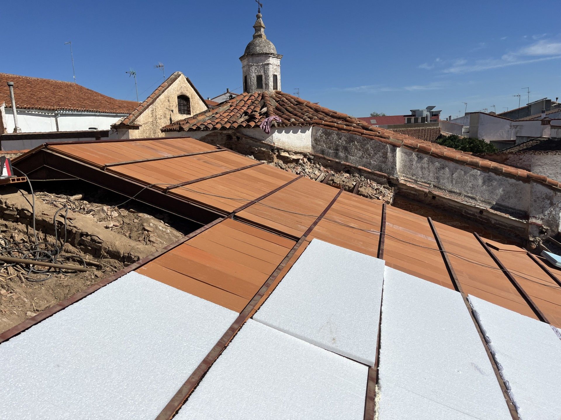 Se incorpora un aislamiento e impermeabilización.