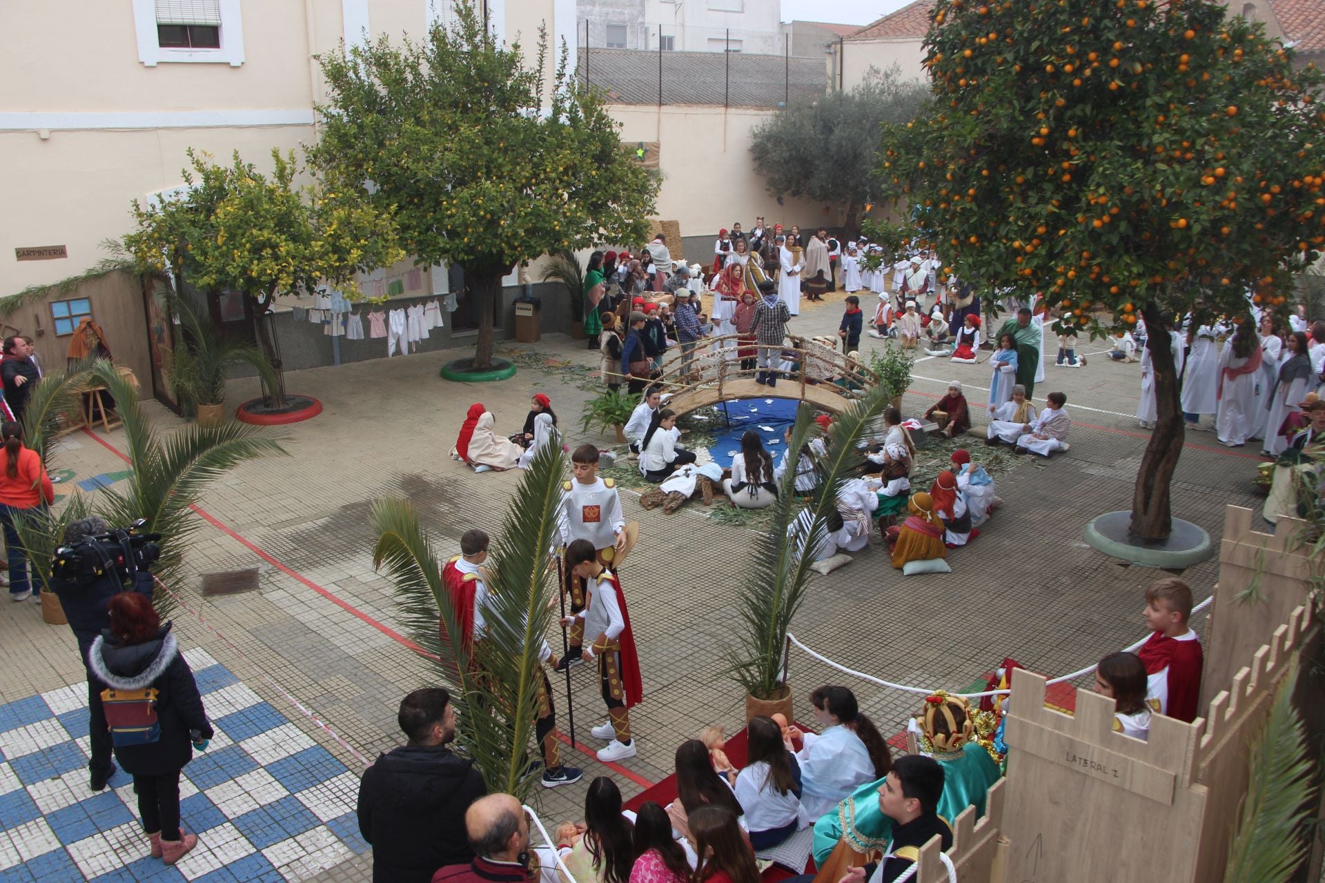 Panorámica del Belén Viviente en el patio del colegio Nuestra Señora de los Dolores.