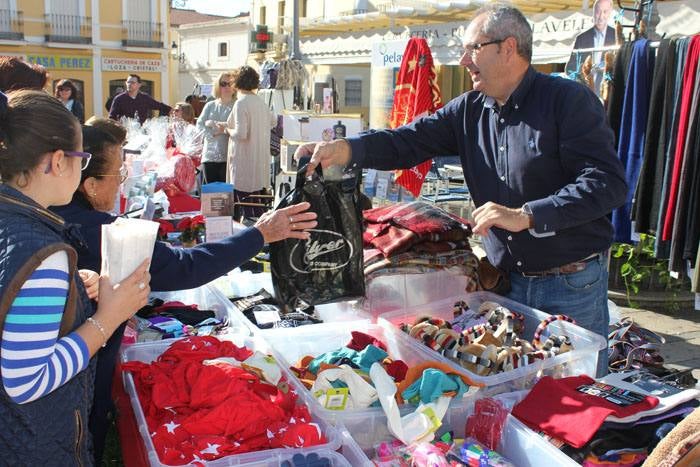 Éxito del mercadillo navideño en la plaza de España
