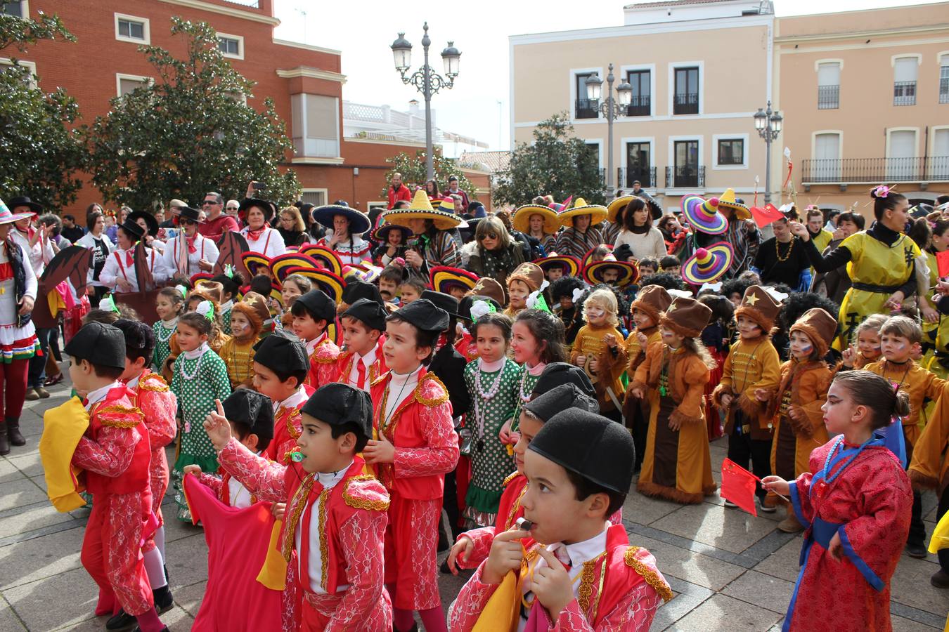 Mucho ambiente en el desfile infantil del colegio San Gregorio.