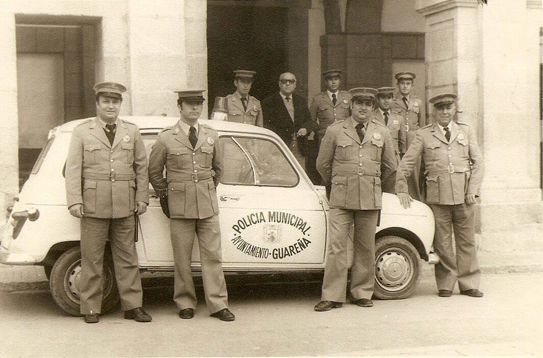 Imagen nostálgica de los policías municipales con aquel Renault 4 en el recuerdo.