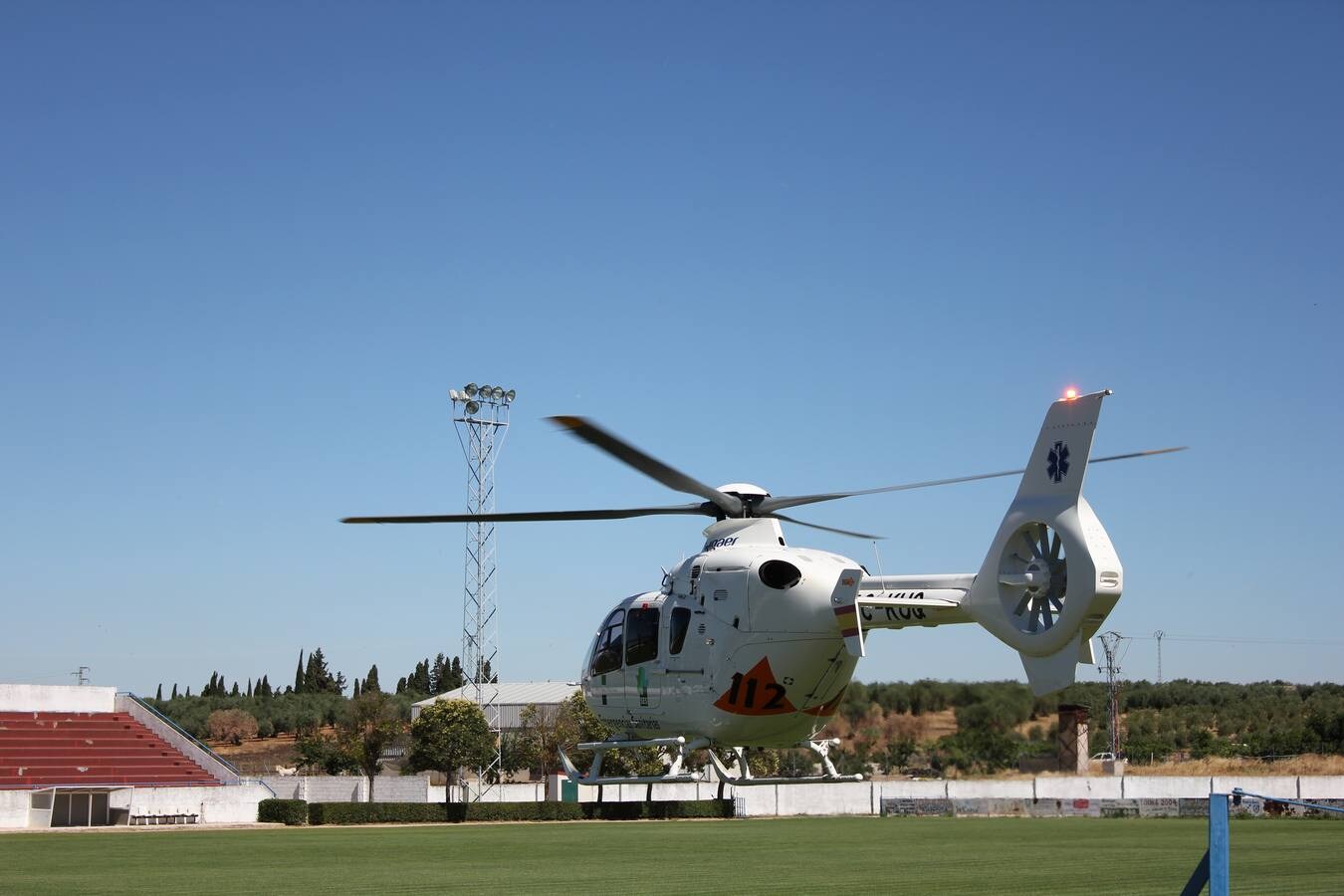 El estadio municipal ha vuelto a ser escenario del aterrizaje y despegue urgente de un helicóptero del 112 que trasladó a una niña al Hospital Infanta Cristina de Badajoz.