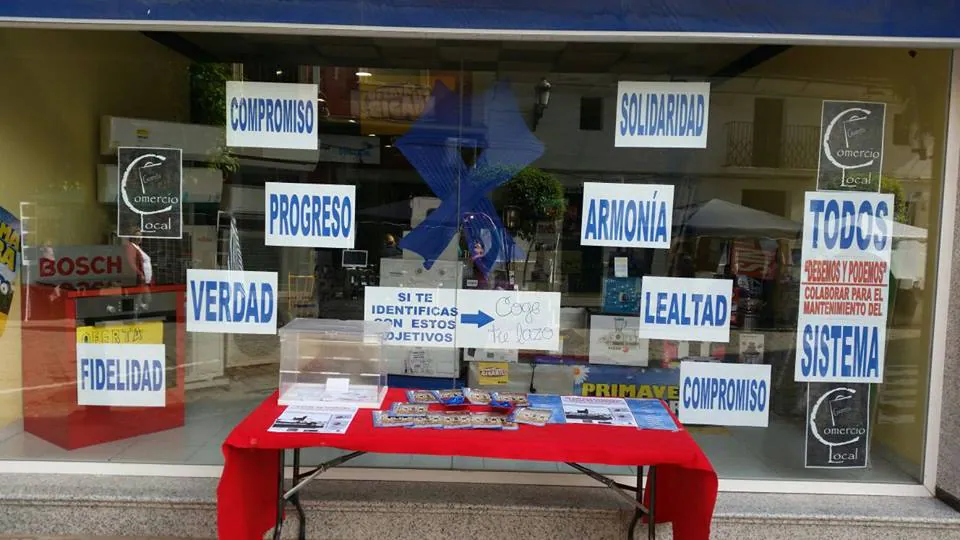 Lazos azules y carteles con mensajes en defensa del pequeño comercio legal y en contra de la competencia desleal y el intrusismo.