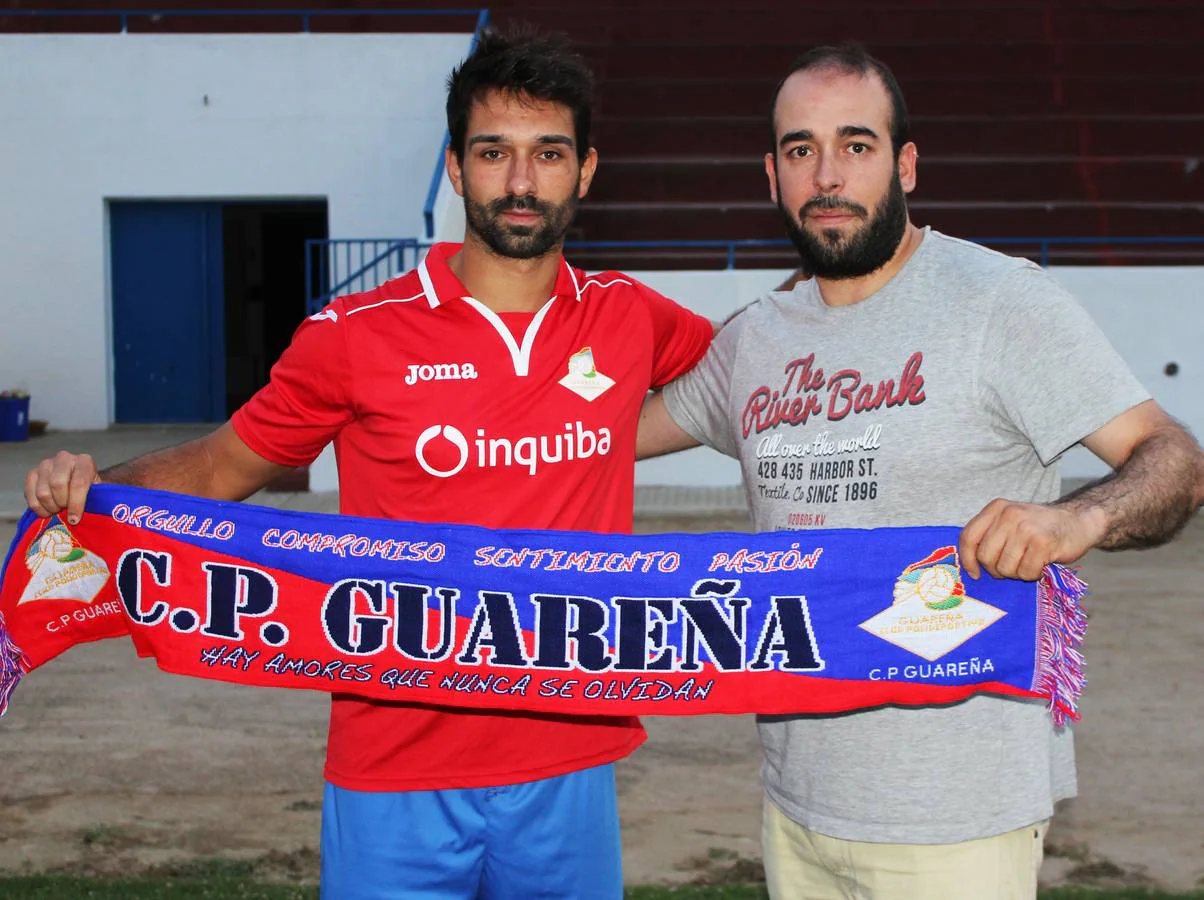 Paquito junto al presidente del CP Guareña ya vistiendo los colores de su nuevo equipo.