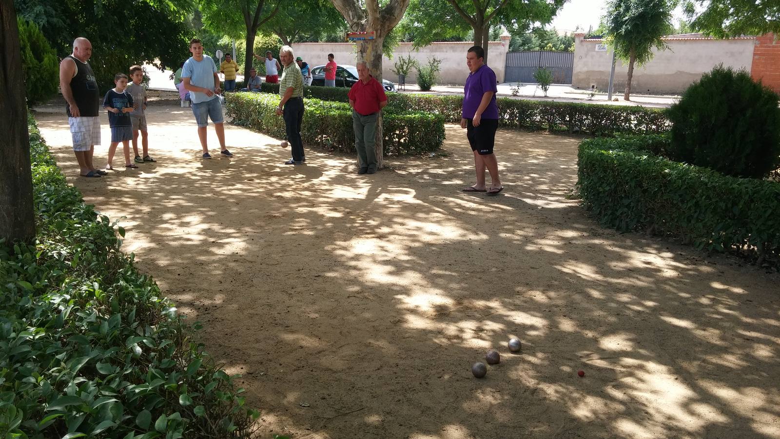 El juego de la petanca se introduce en la población y cada vez va en auge