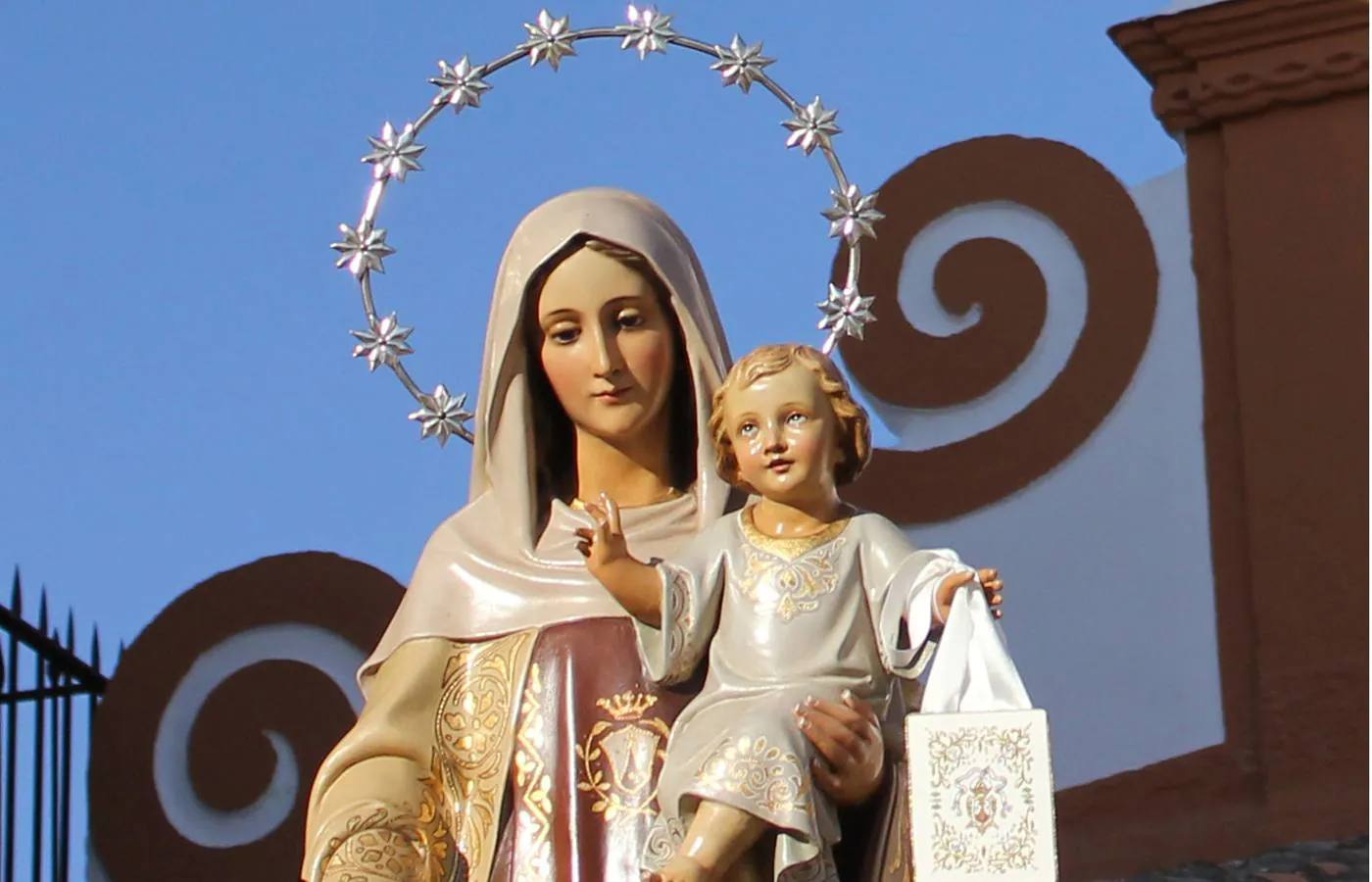 Imagen de la Virgen del Carmen saliendo en procesión de la iglesia de San Gregorio en su día grande.