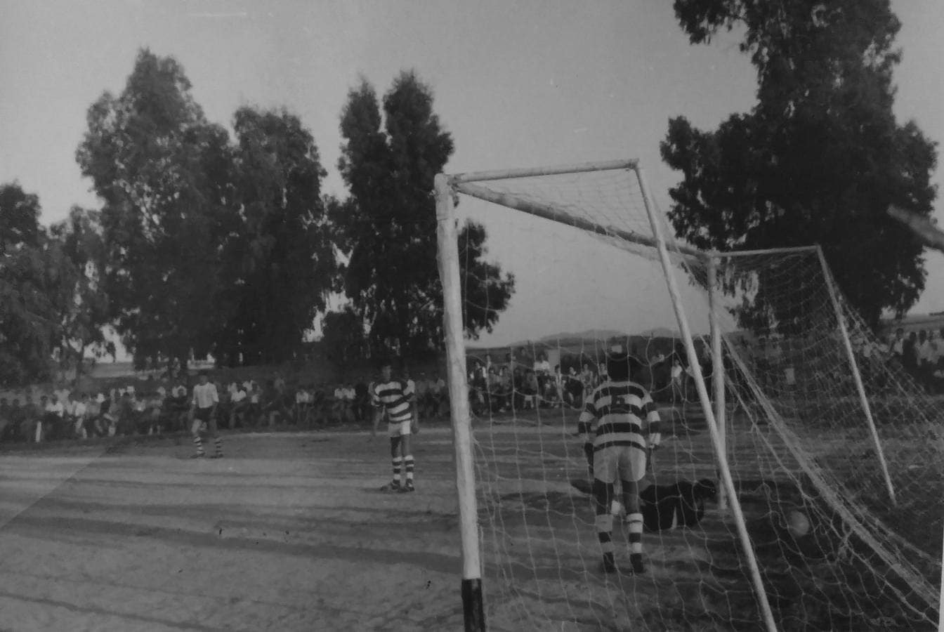 Momento en el que el objetivo de la cámara capta un gol del CD Guareña en el campo de 'Las cañas'.