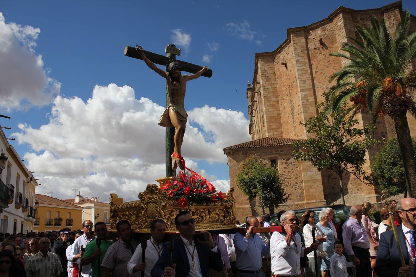 El pueblo tributa con devoción al Cristo de las Aguas