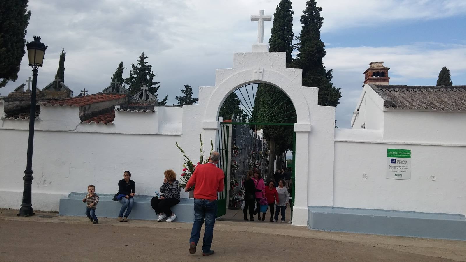 El cementerio se convierte en visita obligada por estos días