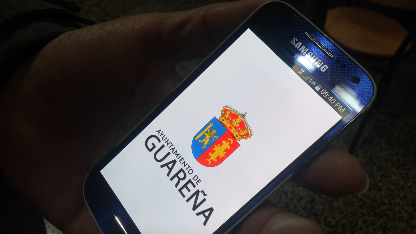 Un vecino muestra la nueva aplicación del Ayuntamiento de Guareña.