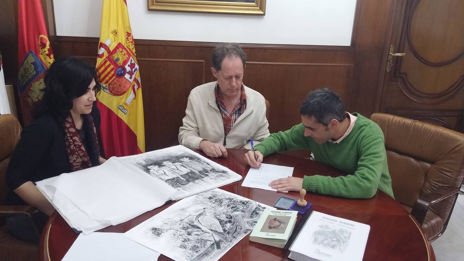 Momento de la firma del alcalde Abel González (derecha), con el artista Damián Retamar (centro), y la 1ª Teniente de Alcalde, Josefa Ruiz (izquierda de la imagen).