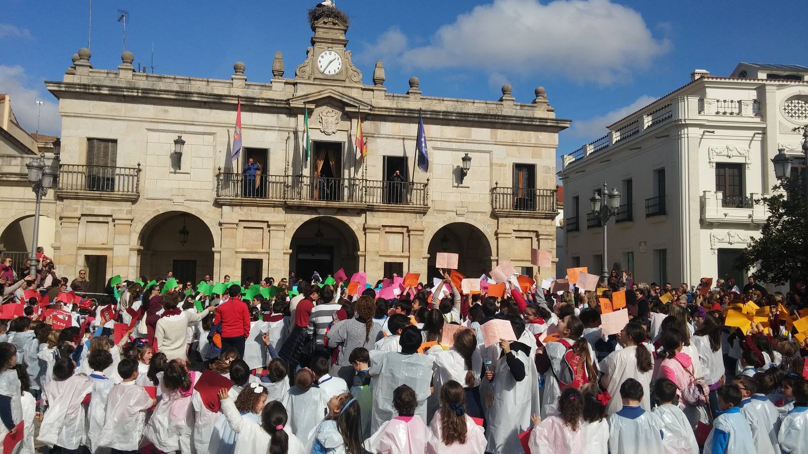Más de 500 niños cantaron a la paz en la plaza de España