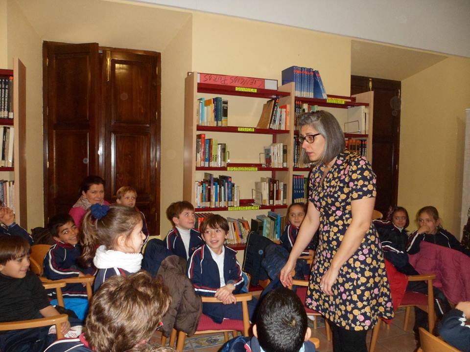 Mon Mas cautivó a los niños en la biblioteca Eugenio Frutos