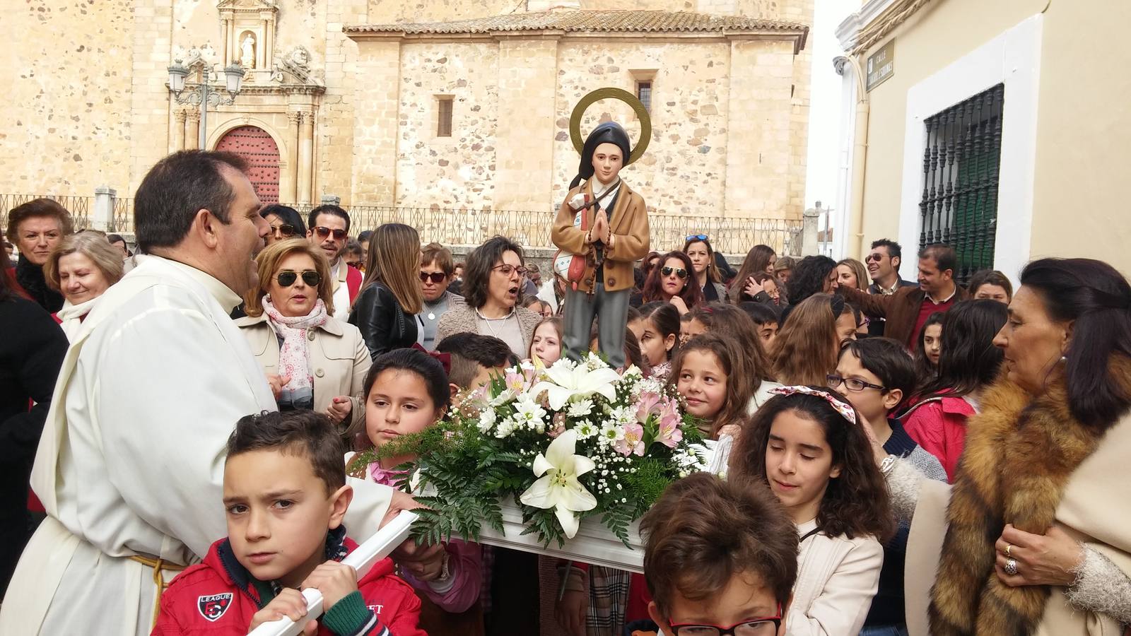 Los niños portando a hombros el paso de Francisco Martos, y el cura Eugenio coordinando la procesión de los pastorcitos de Fátima.
