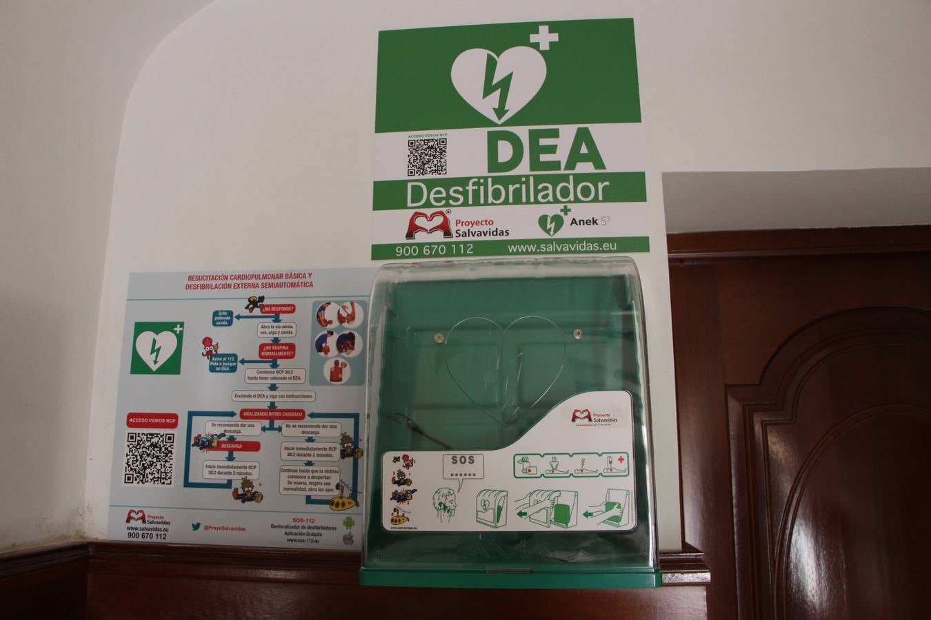 Un curso forma a personas sobre el manejo de desfibriladores