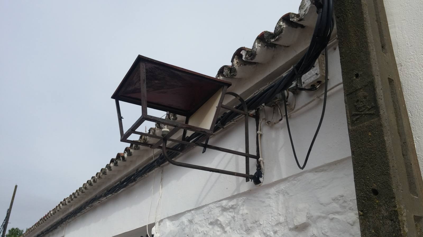 Se retiran 90 farolas antiguas de Torrefresneda